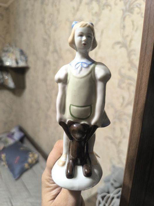 Фарфоровая статуэтка.