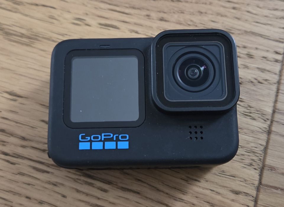 GoPro Hero 10 Black + зарядно и аксесоари