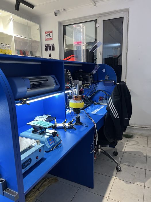 Продам Витрину и столы