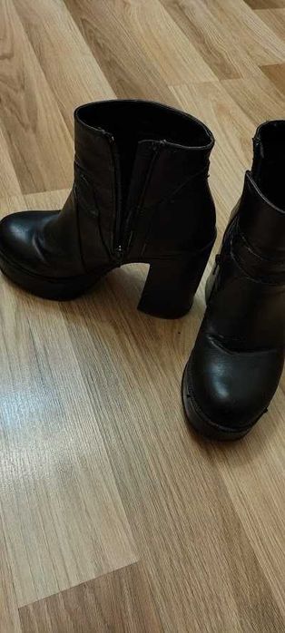 Продавам боти ниски