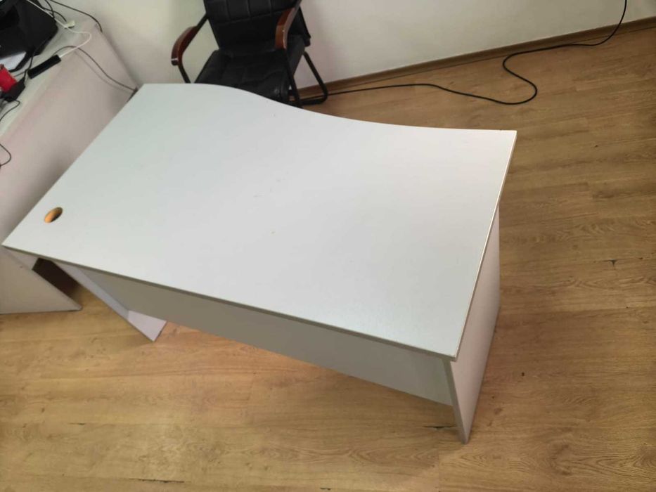 Продам 2 офисных стола б/у