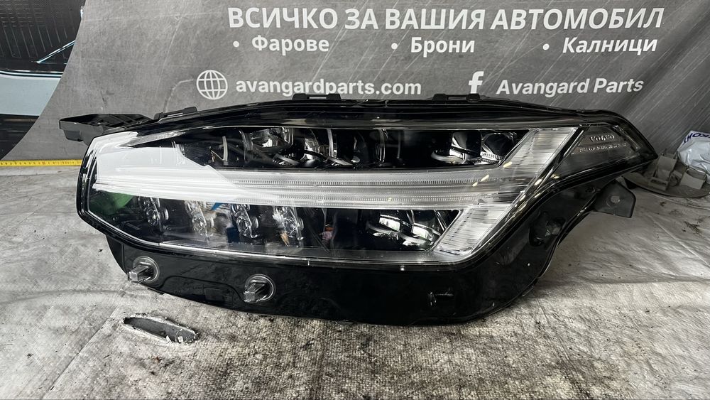 4 броя ляв и 3 броя десен фар Volvo XC90 2 2016-