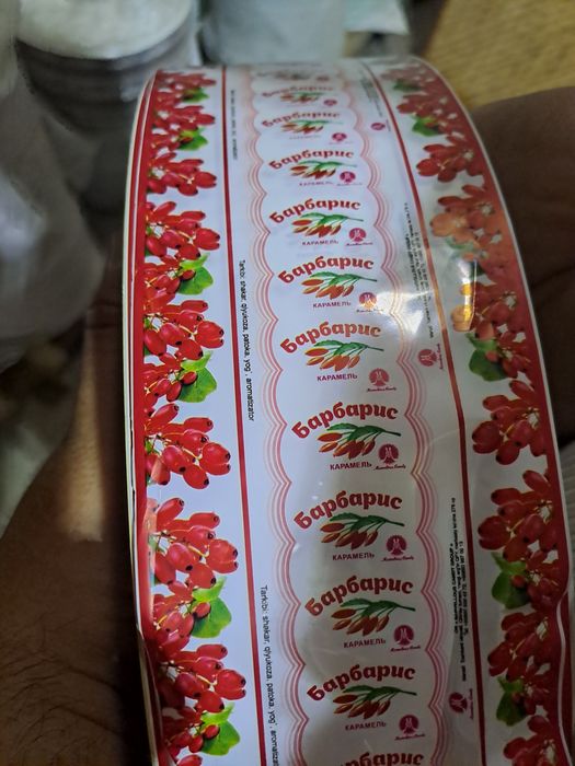 Konfetlar uchun tayyor etiketkalar sotiladi