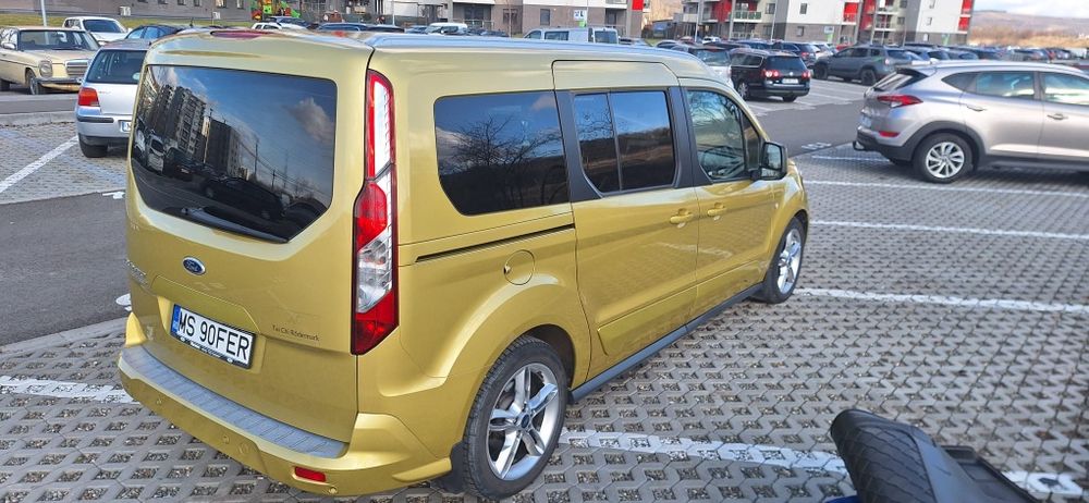 Vând Ford Tourneo