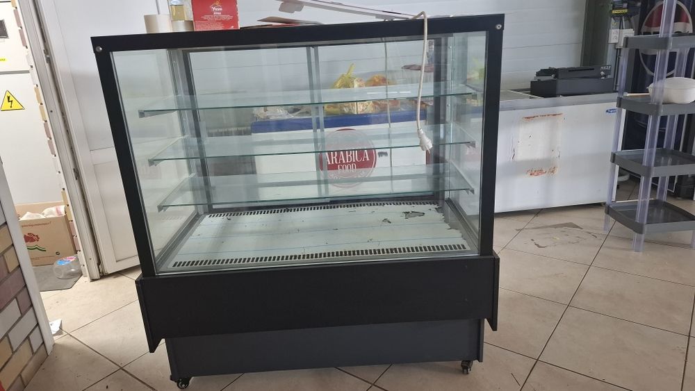 Продам холодильник витрина