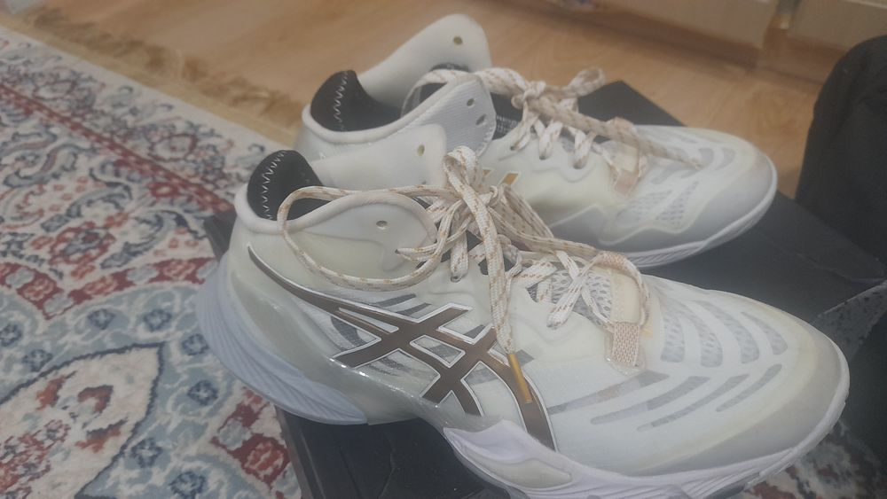 Продам кроссовки  волейбольные