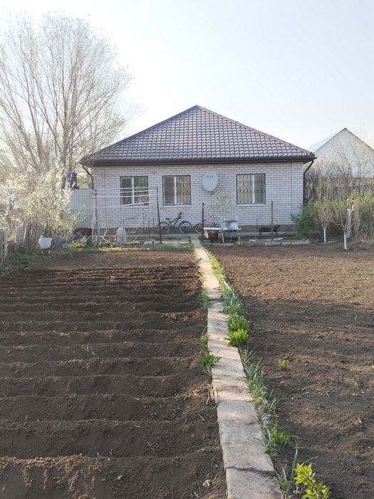 Продается дом на дачном участке.