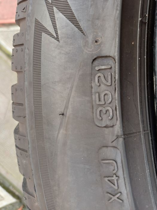 Vand 2 anvelope de iarna 245 45 r19 BRIDGESTONE foarte bune din 2021