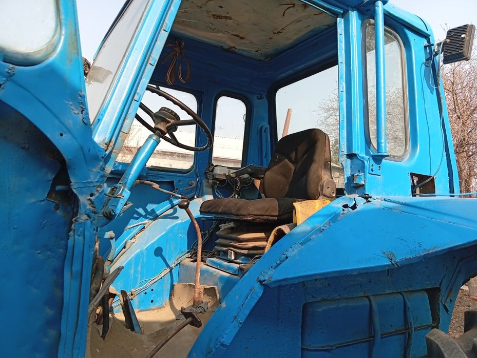 Трактор МТЗ 80 .