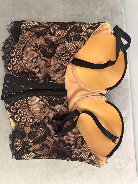 Бюстие с дантела и твърда чашка