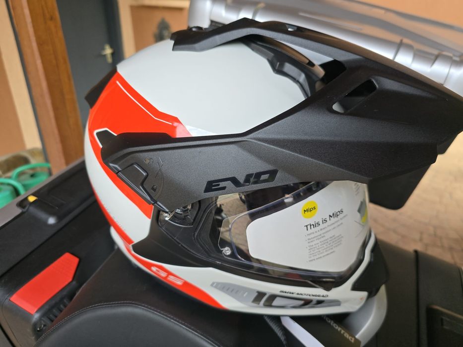 BMW GS Carbon Evo – Cască Premium Adventure!