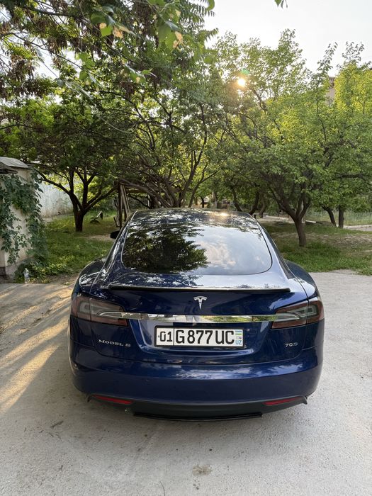 Tesla Model S синий металик цвет который привлечет внимание окружающих