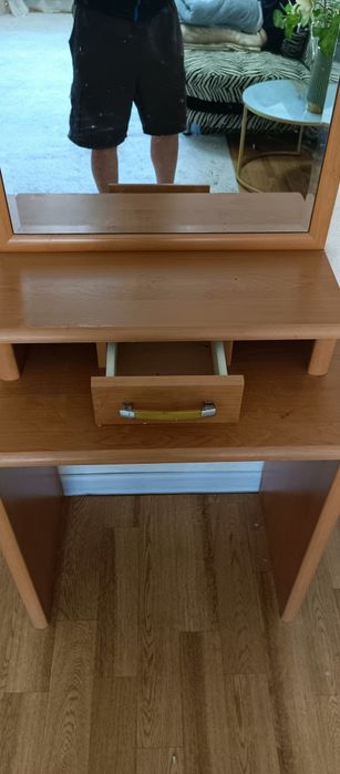 Трюмо б/у в хорошем состоянии.