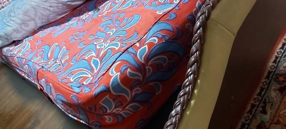 Saplniy kravat sotiladi srochna