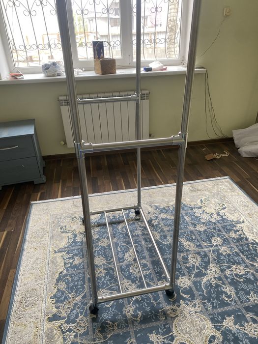 Вешилка 3 шт есть