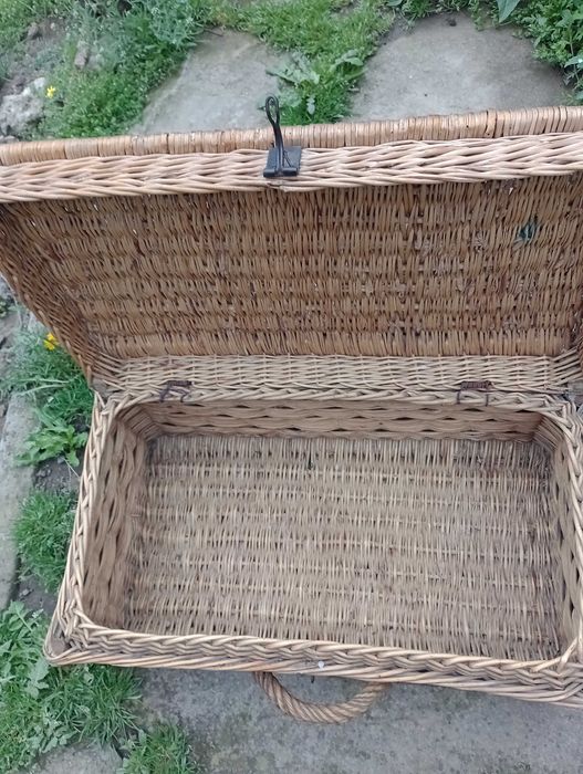 Антики Винтидж  Плетен куфар от миналия век /Антика/