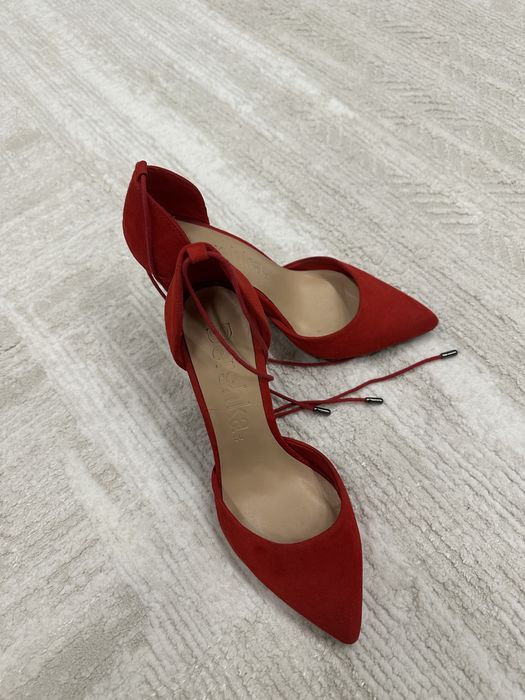 Туфли красного цвета бренда Bershka