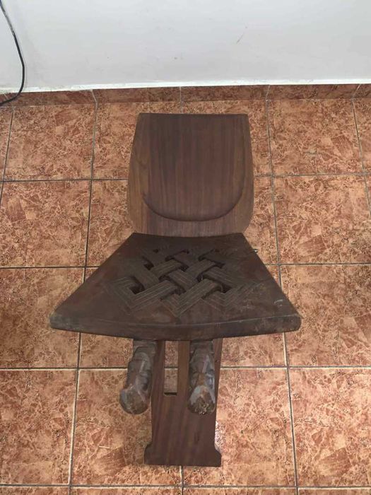 Scaun din lemn masiv sculptat cu tenta africana decor curte
