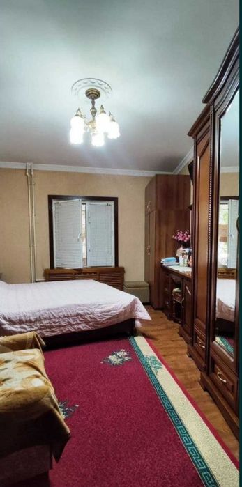 Продаётся 5 комн. Первый этаж. Юнусабад-9 квл