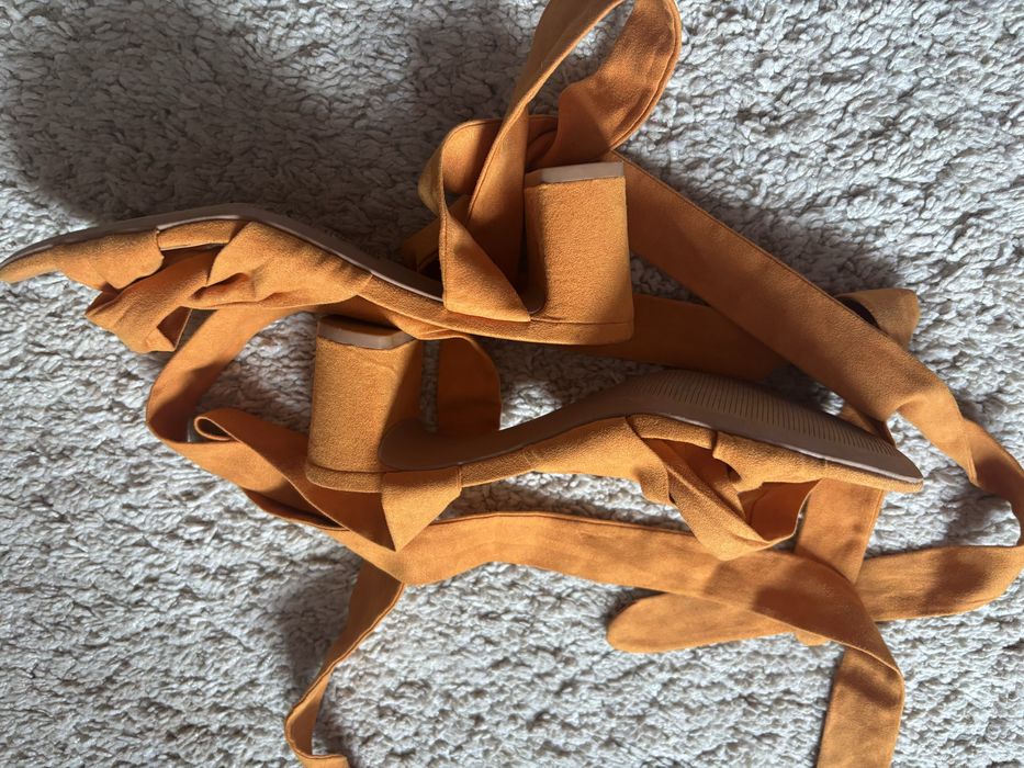 Sandale 38 cu  prindere snur pe picior  culoare mustar