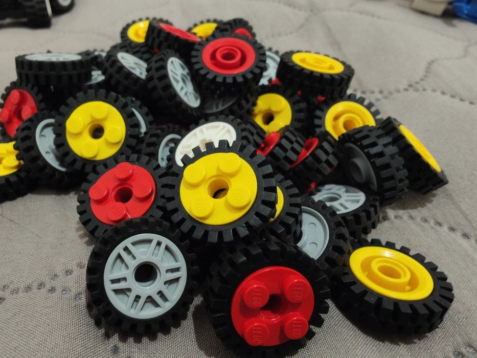 Roți lego, osii și aripi.