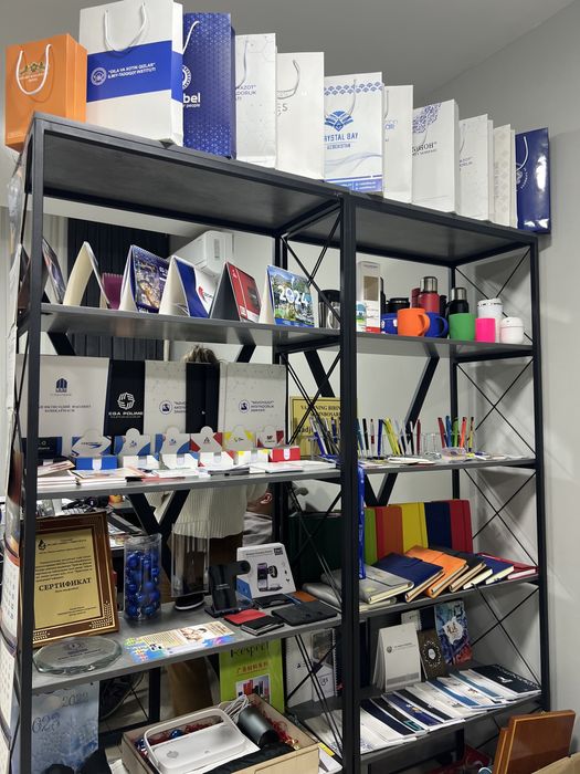 Блокнот, пакет, ручка, календар, бакал, кубарик.