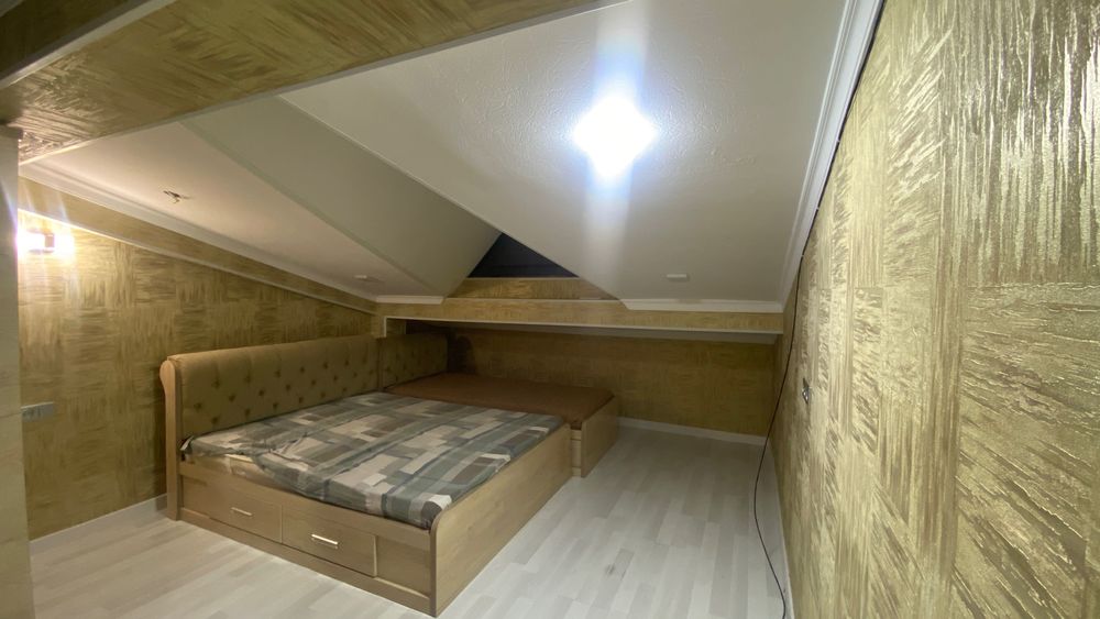 4-х комнатная квартира. Две комнаты на 1 этаже и две на мансарде AU