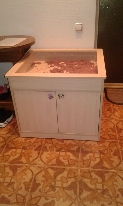 Продам стол-песочницу для детей с полками б/у