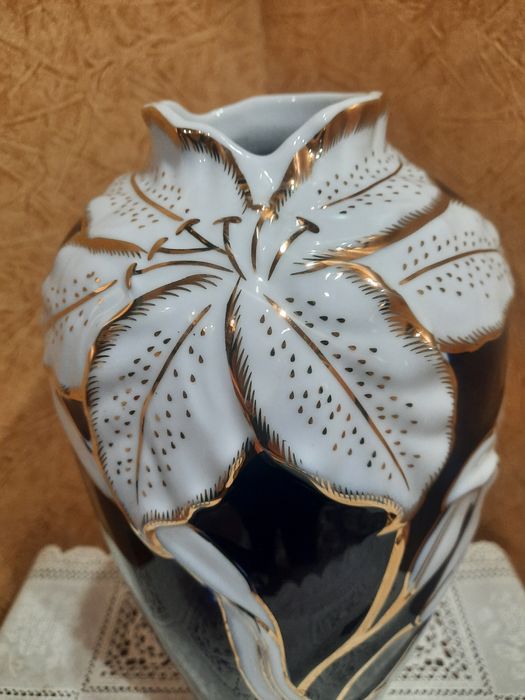 Роскошная  фарфоровая Чешская кобальтовая ваза (бренда Thun), украшенн