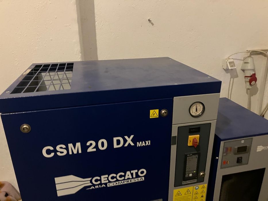 Vând compresor industrial