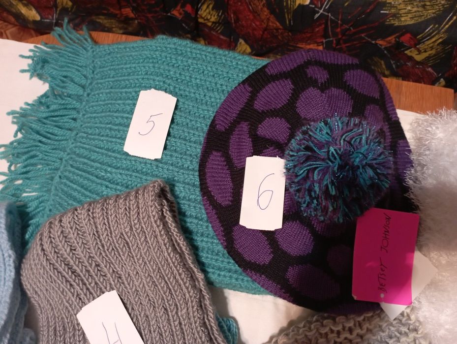 Ръчно плетени шапки и шалове