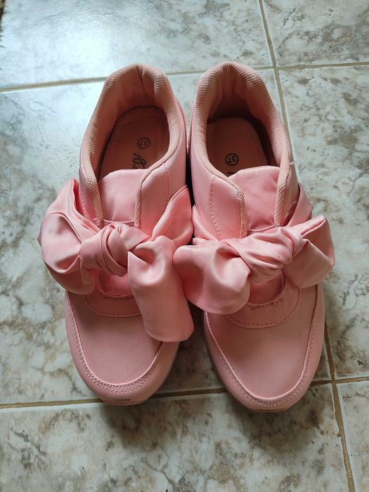 Маратонки розови с панделки