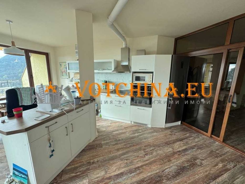 Простоен тристаен апартмент с гледка към морето в град Каварна.