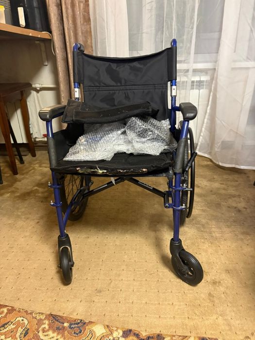 Продаются инвалидная коляска большая.