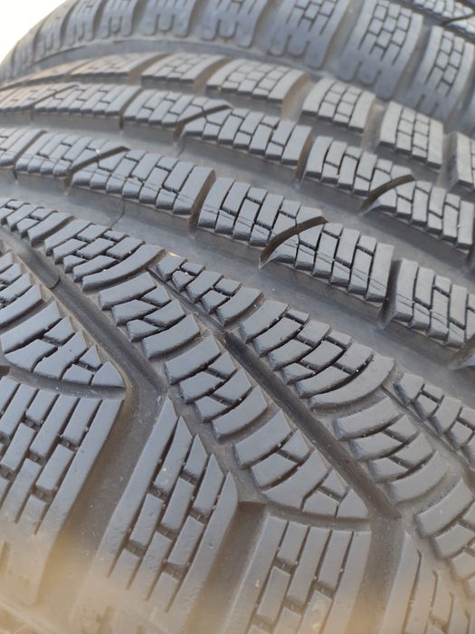 Топ състояние 4бр.235/40/19. Pirelli dot2214