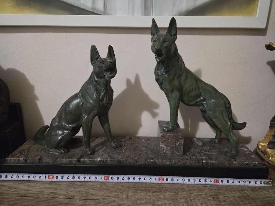 Много стара скулптура немски овчарки
