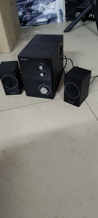 Буфет. Сабвуфер. Колонки. Колонка.