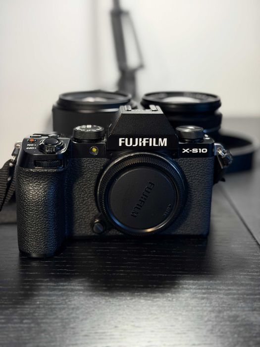 Fujifilm X-S10 + Fuji 18-55mm f2.8-4 + Sigma 30mm f1.4 -pachet complet