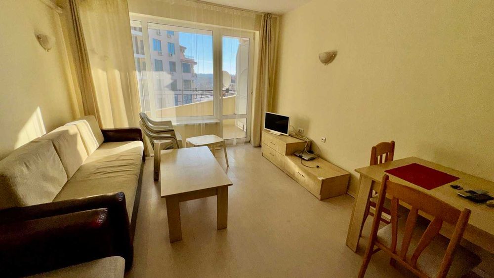 Продавам кухненски шкафове и обзавеждане за хол