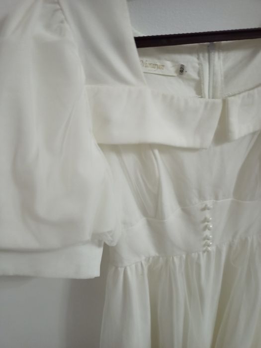 Белое женское платье