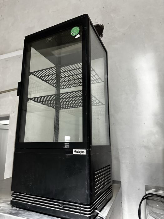 Хладилна витрина за торти 90см
