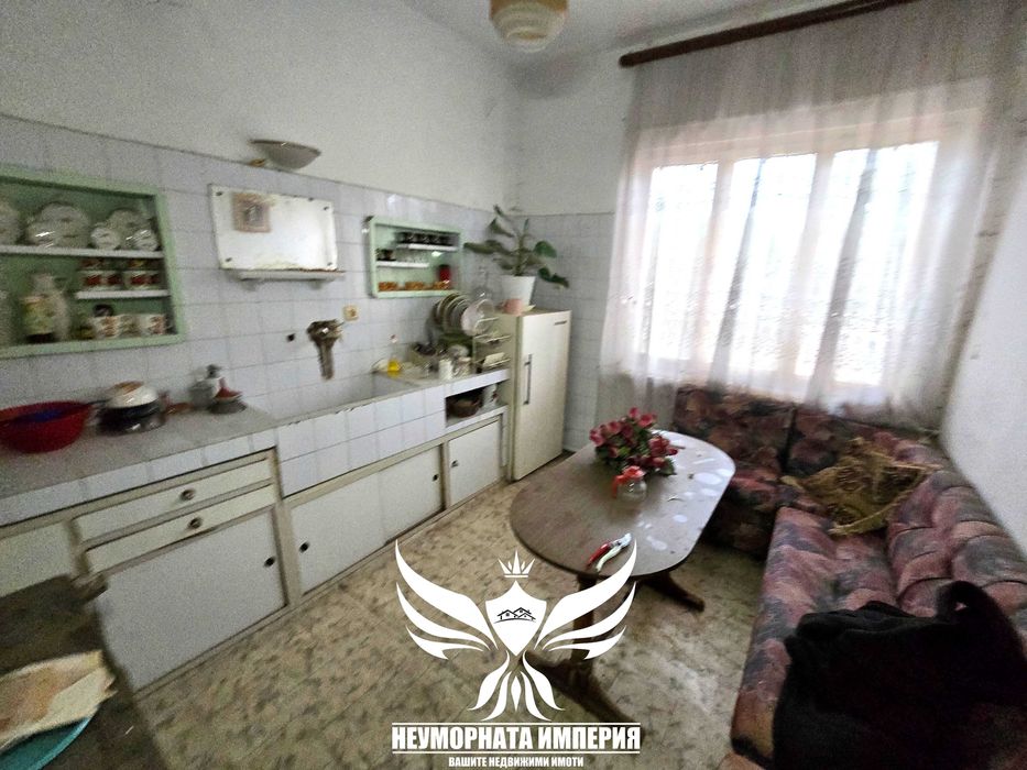 Продавам двуетажна къща с постройки 280РЗП с 900кв двор село Червен