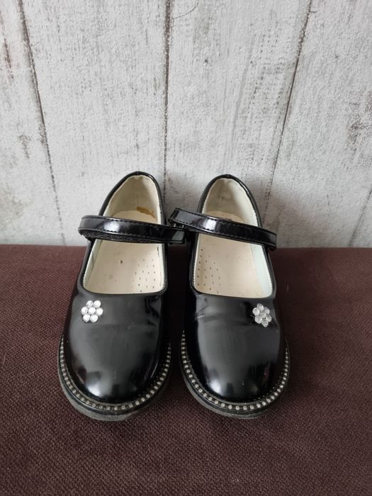 Продам черные туфли на девочку р.26-27