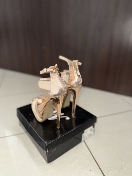 Sandale cu toc mărimea 36