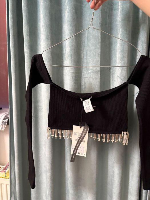 top negru cu pietre si maneci lungi