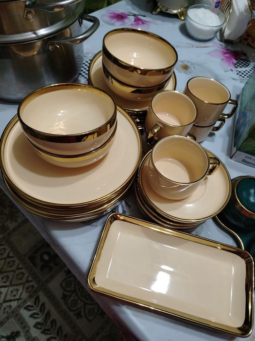 Посуда стаканы, тарелки