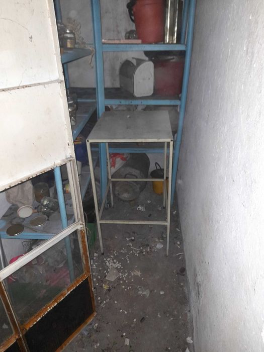 Продавам желязна врата с стъкла.