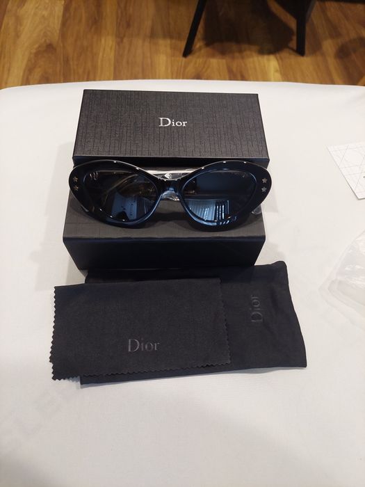 Слънчеви очила, гердани, чантички, ключодържател, домашни обувки