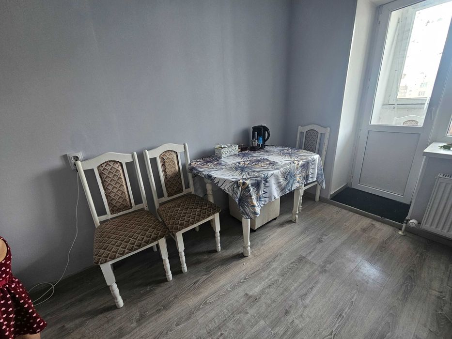 Продам обеденный стол со стульями