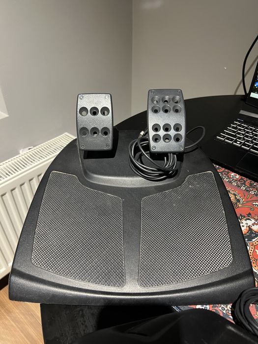 Игровой руль Logitech momo